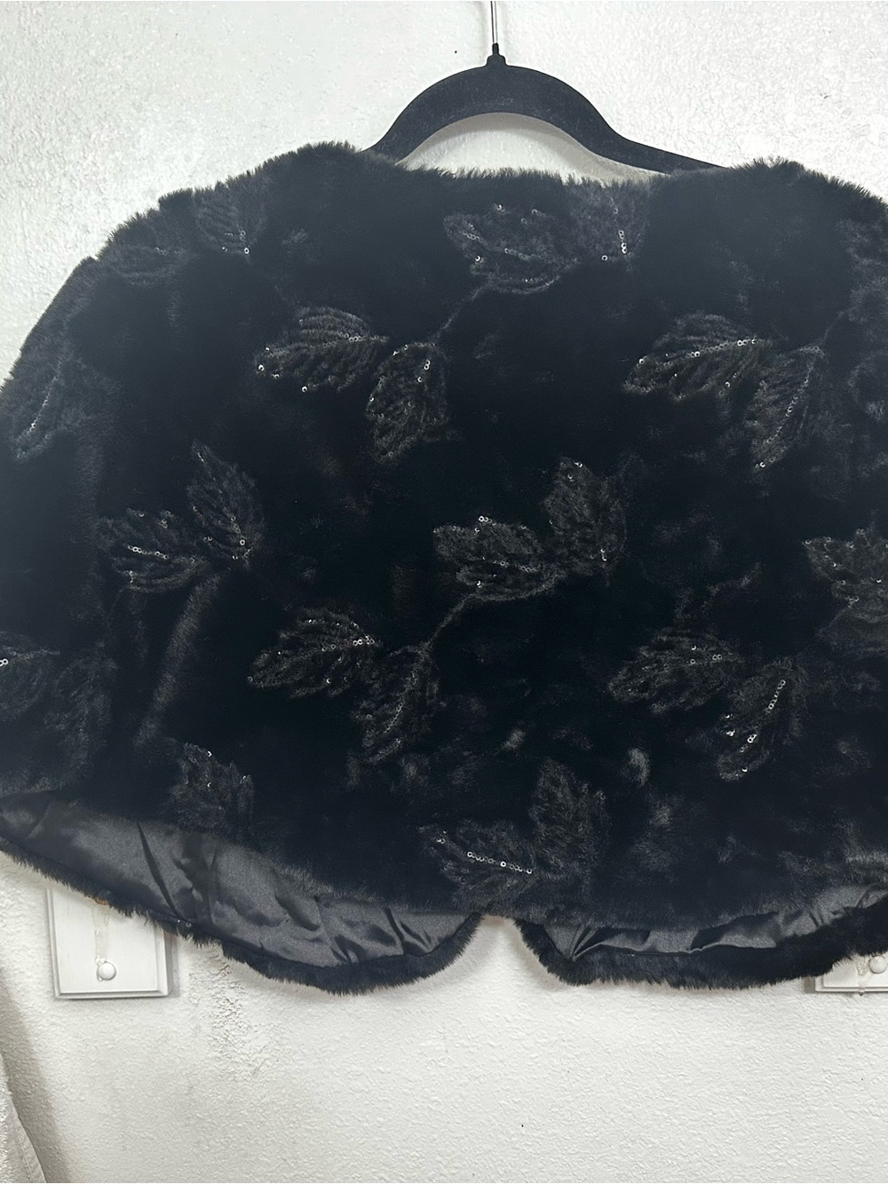 Nina Leonard Black Faux Fur Cropped Jacket with Brooch - Picture 4 of 10